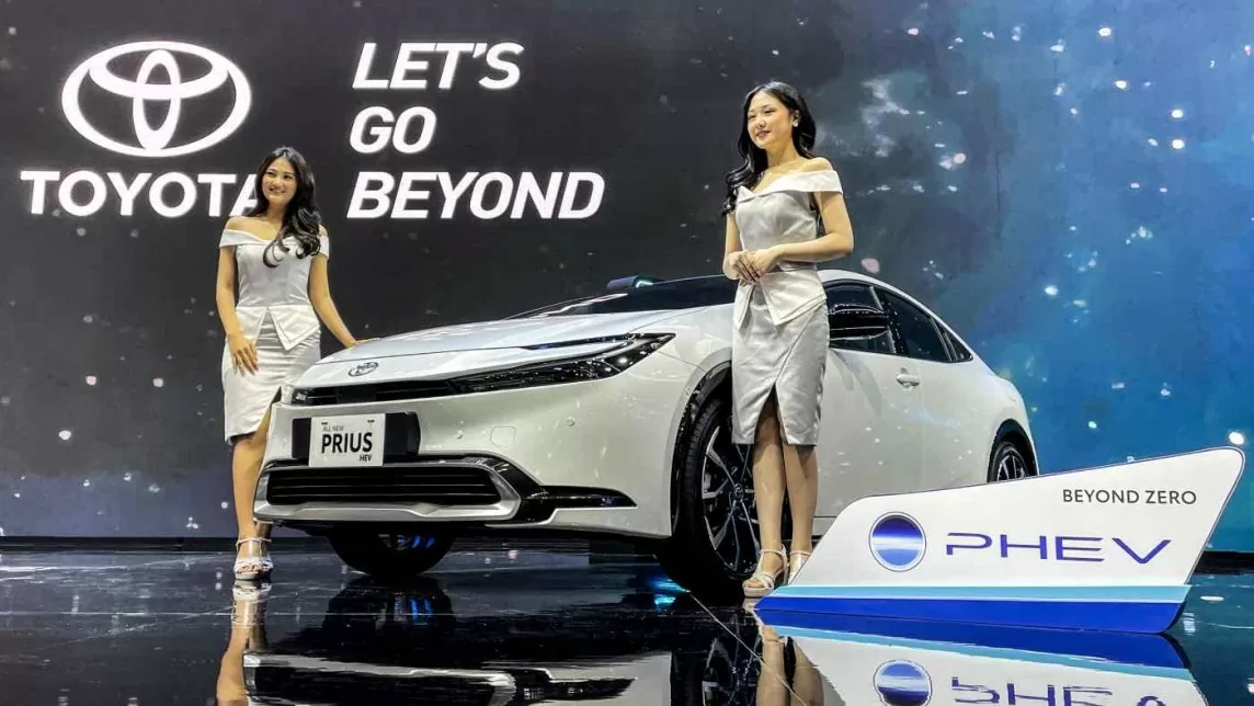 Toyota tăng cường tung ra các sản phẩm hybrid. Ảnh: Nikkei Asia.