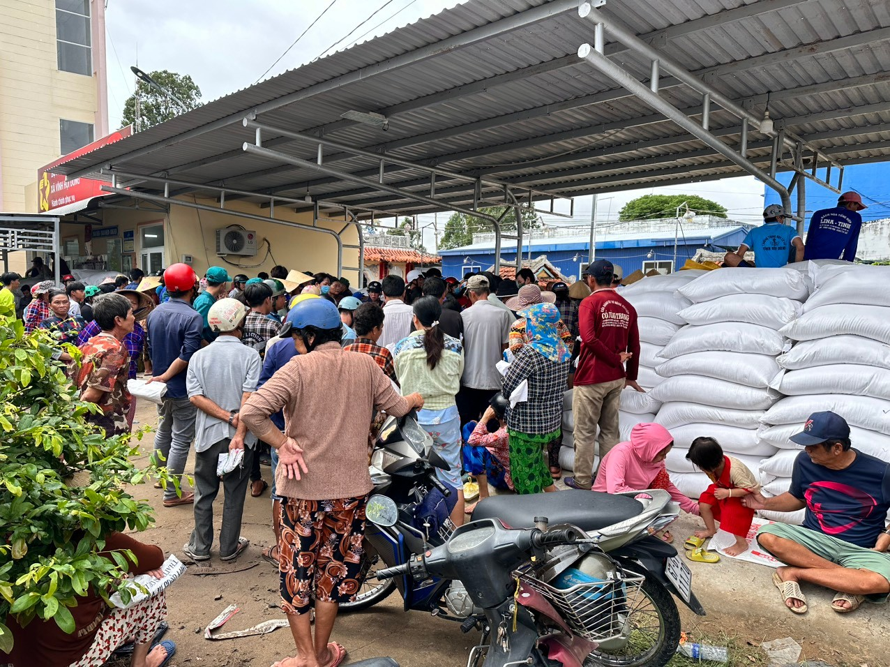 Việc tiếp nhận gạo từ nguồn dự trữ quốc gia đã phần nào giảm bớt khó khăn, lo toan cho người dân “không bị đứt bữa ăn” hàng ngày trong dịp giáp hạt.