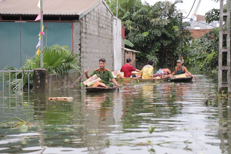 Mưa lũ đã gây thiệt hại về sản xuất, kinh doanh và đời sống của nhân dân liên quan đến ngập lụt.