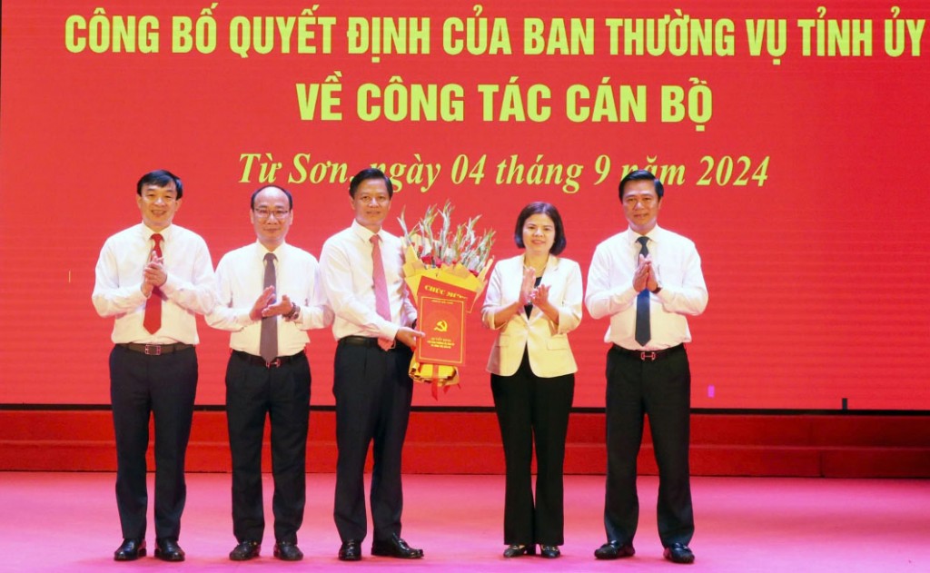 Chủ tịch HĐND tỉnh Bắc Ninh Nguyễn Hương Giang cùng các lãnh đạo địa phương tặng hoa chúc mừng tân Bí thư Thành ủy Từ Sơn Lưu Đình Thực