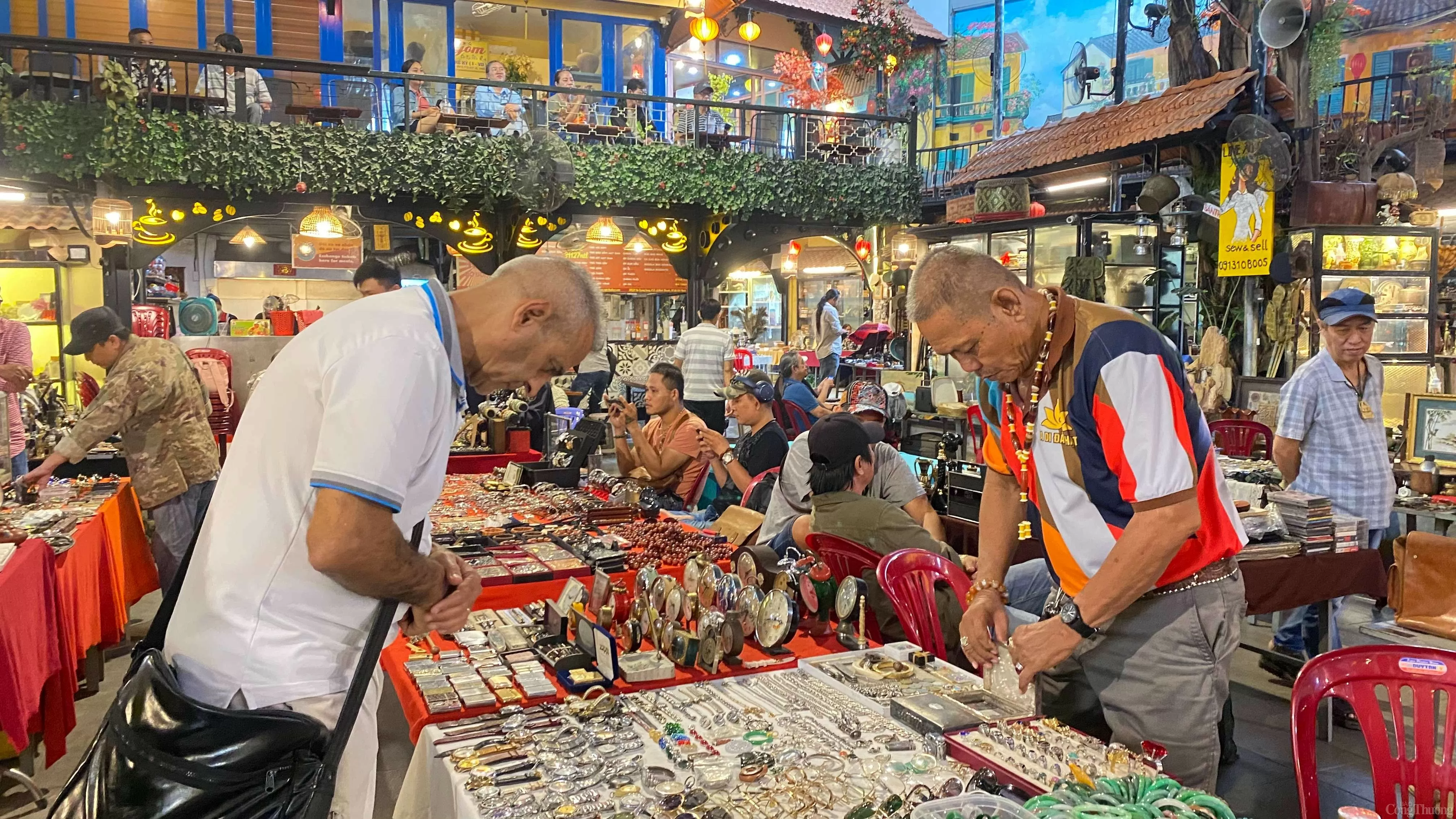 TP. Hồ Chí Minh: Phiên chợ 'độc lạ' cho những tín đồ yêu thích đồ cổ, đồ xưa