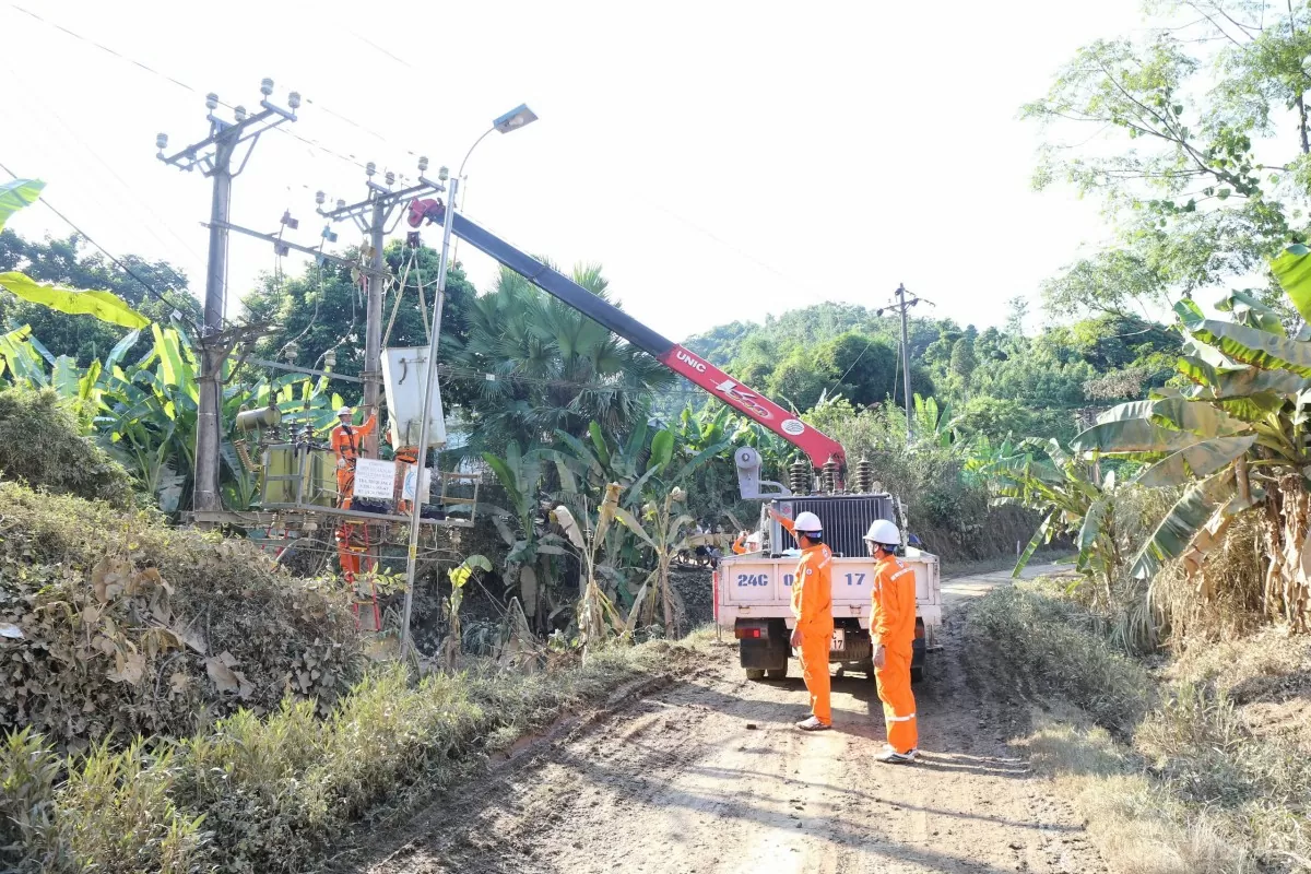 Ghi chép từ vùng lũ lụt:  Những công nhân áo cam quả cảm