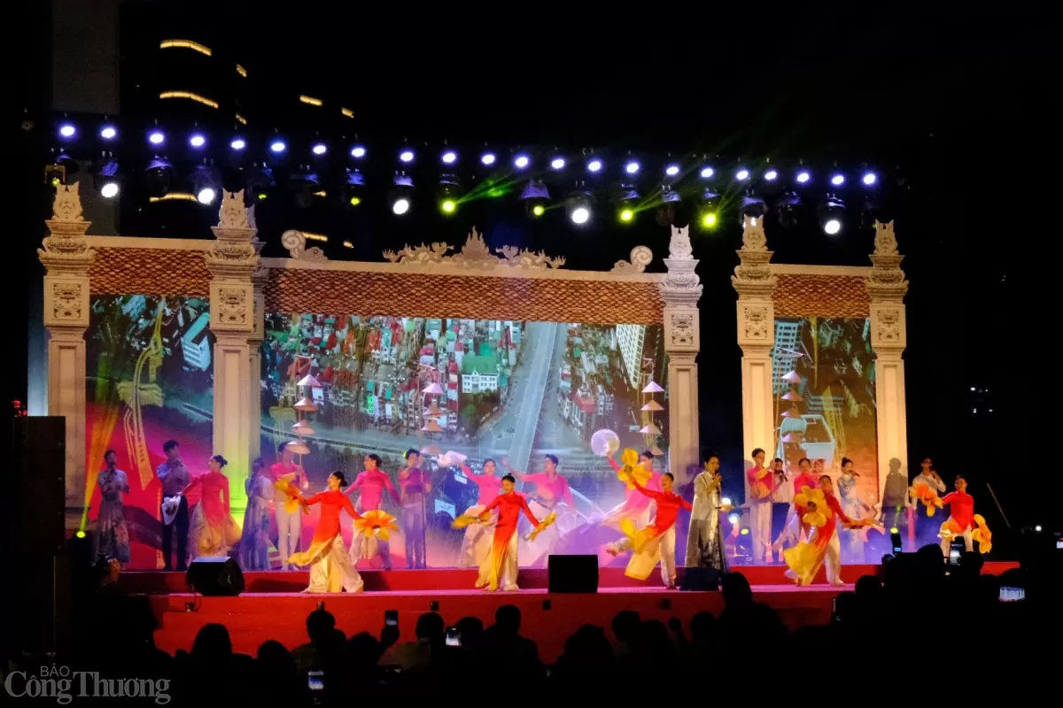 Hà Nội: Du khách thích thú trải nghiệm văn hóa ở hội chợ Xúc tiến thương mại quận Bắc Từ Liêm Hà Nội: Du khách thích thú trải nghiệm văn hóa ở hội chợ Xúc tiến thương mại quận Bắc Từ Liêm