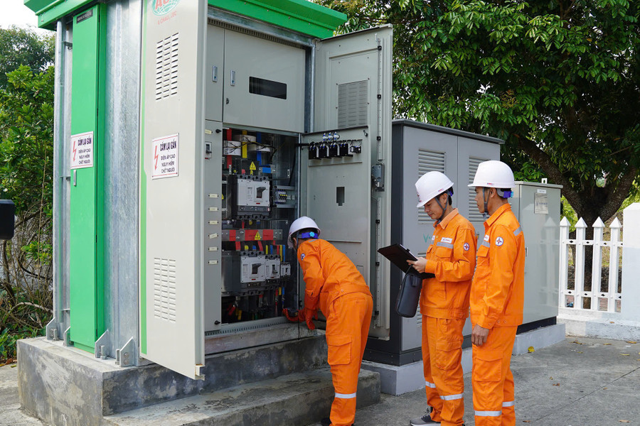 Công nhân điện lực TP Lai Châu kiểm tra trạm biến áp cấp điện cho khách hàng. pc_lc.jpg