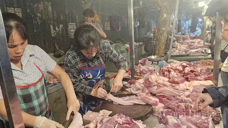 Tiểu thương bán thịt heo tại chợ dân sinh tại Hà Nội. (Ảnh: Nguyễn Hạnh) Tiểu thương bán thịt heo tại chợ dân sinh tại Hà Nội. (Ảnh: Nguyễn Hạnh)