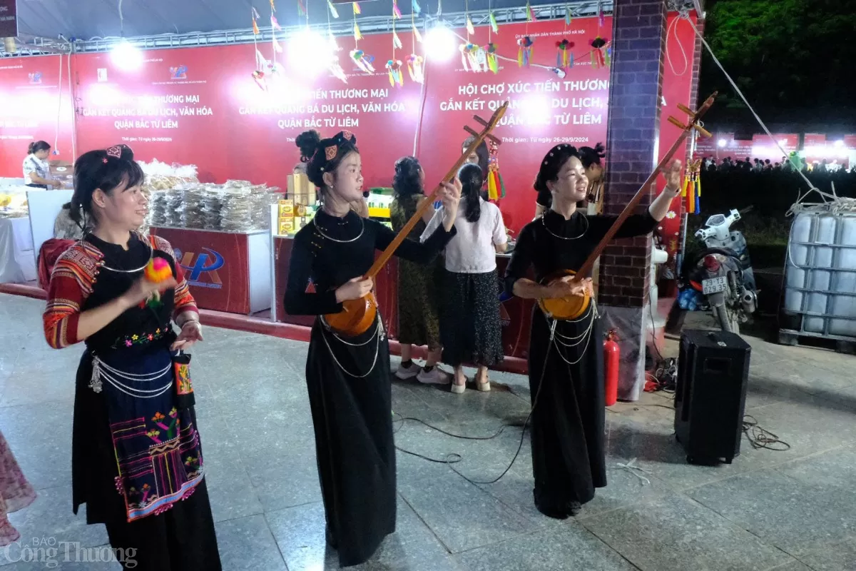 Hà Nội: Du khách thích thú trải nghiệm văn hóa ở hội chợ Xúc tiến thương mại quận Bắc Từ Liêm Hà Nội: Du khách thích thú trải nghiệm văn hóa ở hội chợ Xúc tiến thương mại quận Bắc Từ Liêm