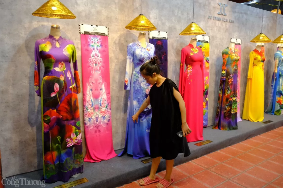 Hà Nội: Du khách thích thú trải nghiệm văn hóa ở hội chợ Xúc tiến thương mại quận Bắc Từ Liêm Hà Nội: Du khách thích thú trải nghiệm văn hóa ở hội chợ Xúc tiến thương mại quận Bắc Từ Liêm