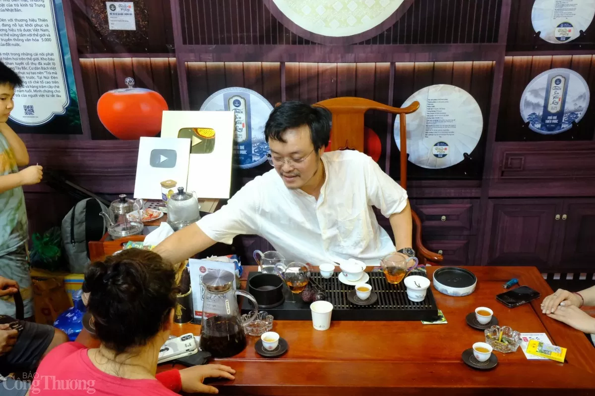 Hà Nội: Du khách thích thú trải nghiệm văn hóa ở hội chợ Xúc tiến thương mại quận Bắc Từ Liêm Hà Nội: Du khách thích thú trải nghiệm văn hóa ở hội chợ Xúc tiến thương mại quận Bắc Từ Liêm