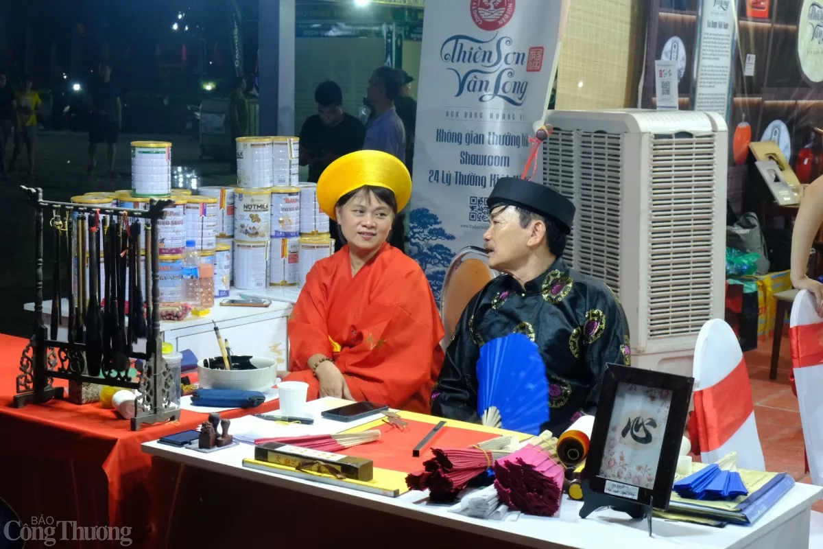 Hà Nội: Du khách thích thú trải nghiệm văn hóa ở hội chợ Xúc tiến thương mại quận Bắc Từ Liêm Hà Nội: Du khách thích thú trải nghiệm văn hóa ở hội chợ Xúc tiến thương mại quận Bắc Từ Liêm