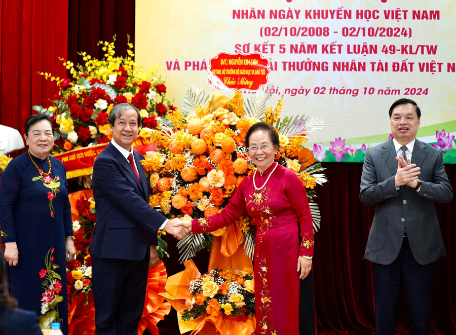 Bộ trưởng Nguyễn Kim Sơn chúc mừng Hội Khuyến học Việt Nam nhân Ngày Khuyến học Việt Nam.