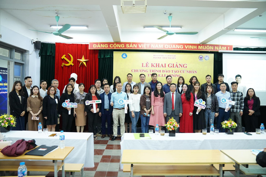 Lễ khai giảng lớp đào tạo cử nhân TNU - Elearning.jpg