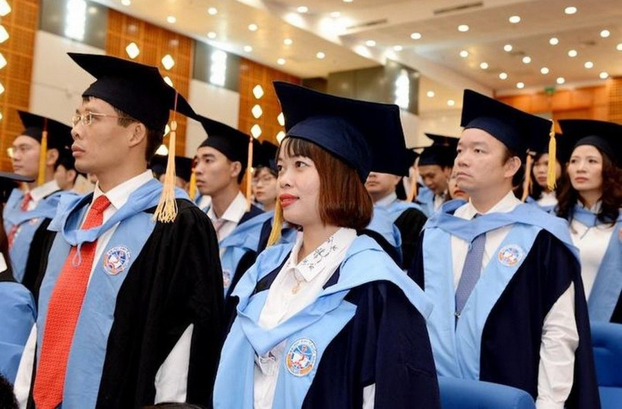 Lễ trao bằng tiến sĩ của Trường ĐH Kinh tế Quốc dân. Ảnh: Website nhà trường. tinh-toan-phu-hop-de-bao-dam-hieu-luc-hieu-qua-2-9342.jpg