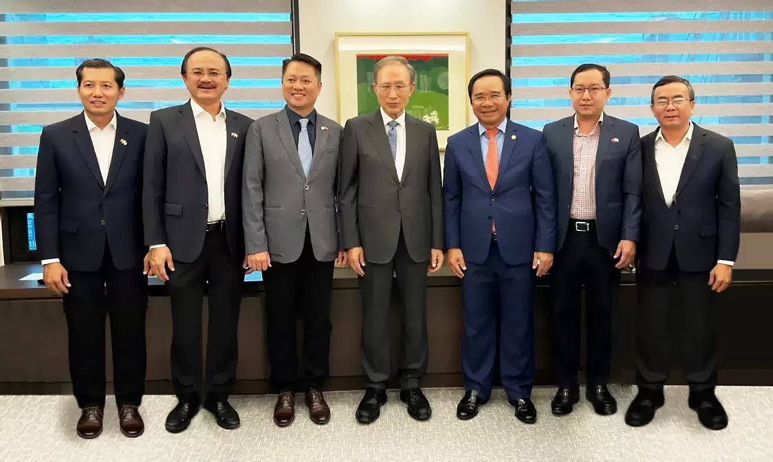 Đoàn công tác tỉnh Long An thăm và làm việc với Cựu Tổng thống Lee Myung Bak. Đoàn công tác tỉnh Long An thăm và làm việc với Cựu Tổng thống Lee Myung Bak.