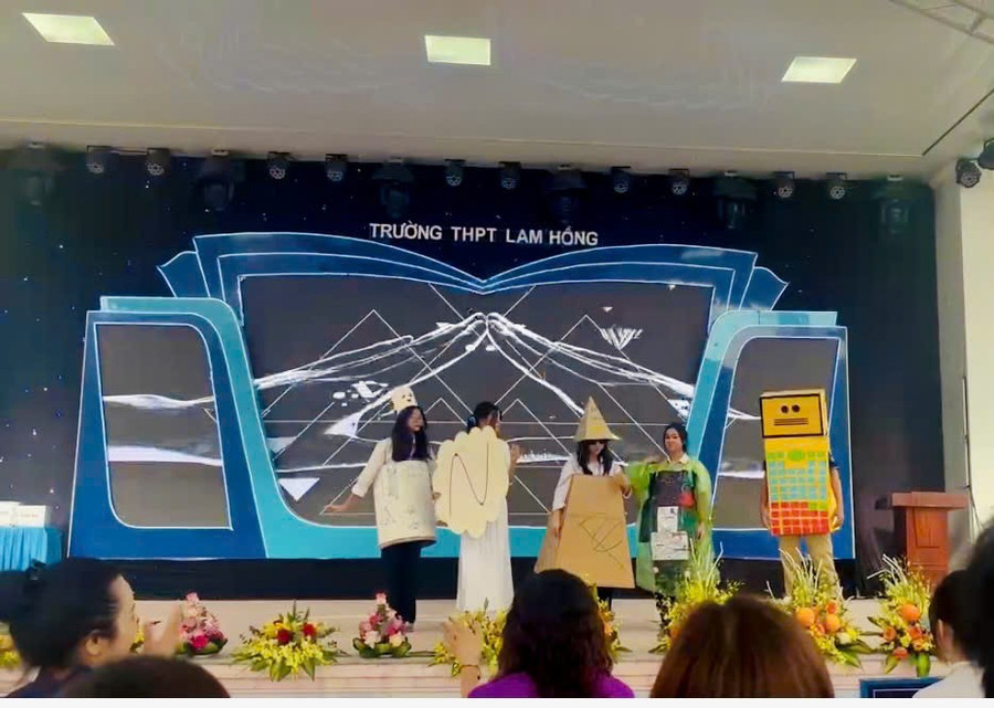 5 học sinh mang trên mình trang phục từ vật liệu tái chế tái hiện lại một số công thức, hình khối trong Toán học. hong-3-3247.jpg