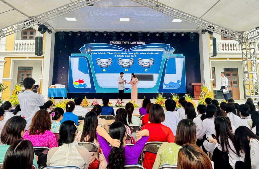 Học sinh hào hứng tham gia trả lời câu hỏi của ban tổ chức. hong-8-1518.jpg