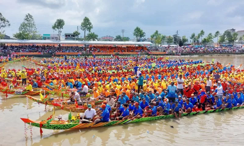 Lễ hội Oóc Om Bóc - Đua ghe ngo một trong