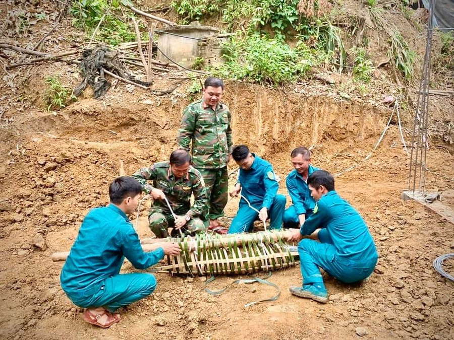 Quả bom được tiếp nhận và đưa ra khỏi vùng dân cư. (Ảnh: Mỹ Vân)