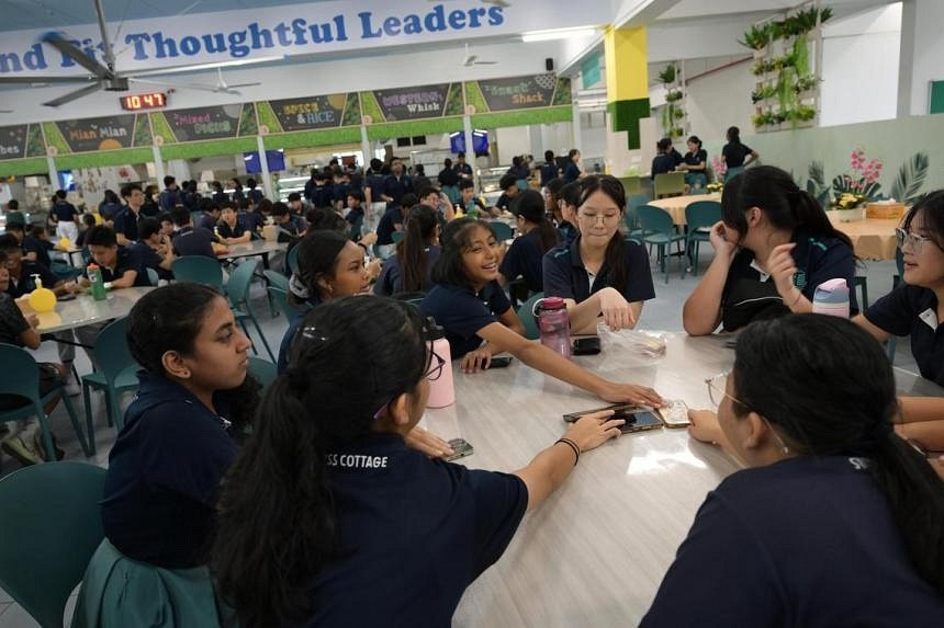 Học sinh Singapore trò chuyện với nhau thay vì sử dụng điện thoại. cam-dien-thoai-trong-truong-hoc-2-9457-3620.jpeg