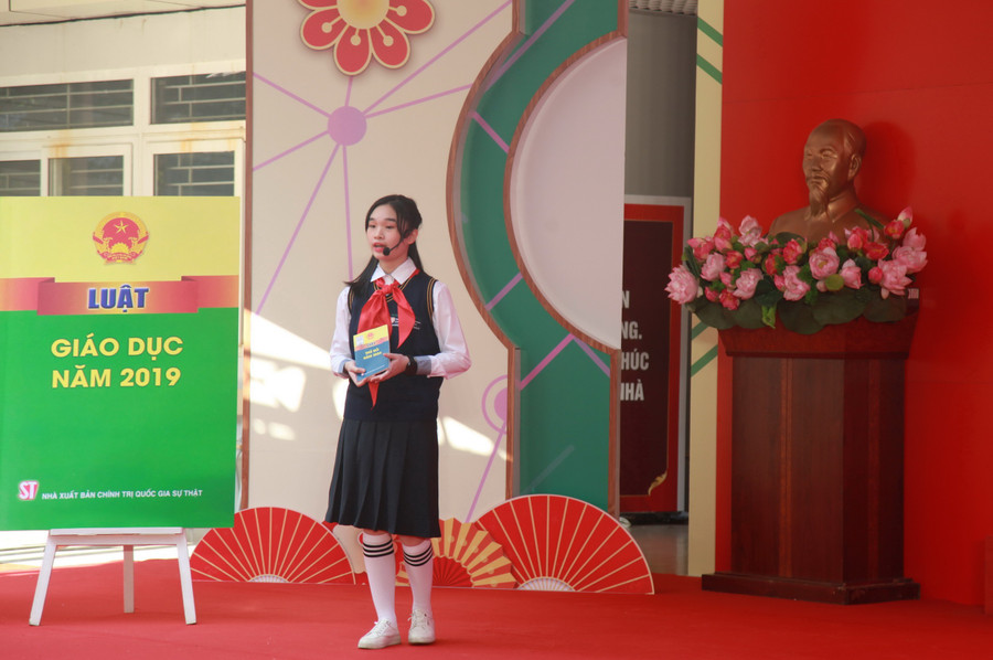 Học sinh Trường THCS Thanh Xuân tuyên truyền sách Luật Giáo dục 2019. mua-dam-tham-lau.jpg