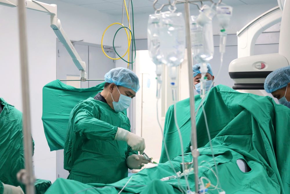 BS.CKII Huỳnh Tấn Thanh Bình trong 1 ca can thiệp tim mạch tại Đà Nẵng. Ảnh: Bệnh viện 199