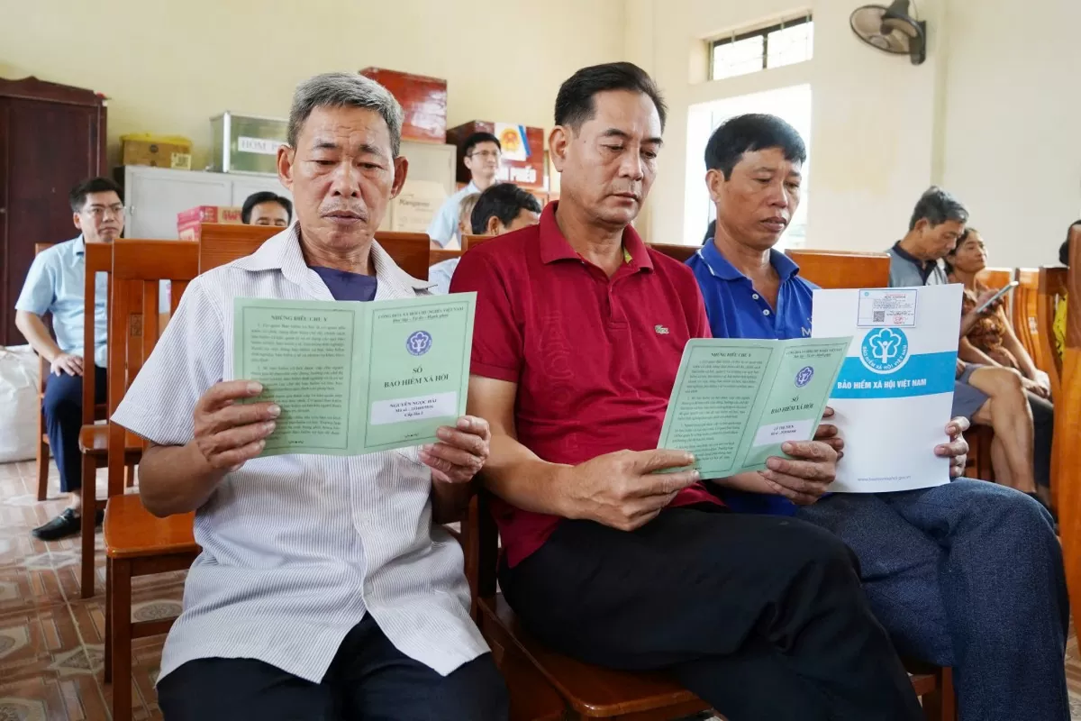 Chương trình tặng sổ bảo hiểm xã hội, thẻ bảo hiểm y tế cho người có hoàn cảnh khó khăn. Qua đó, nhằm hỗ trợ những người nghèo, người yếu thế tham gia lưới an sinh.
