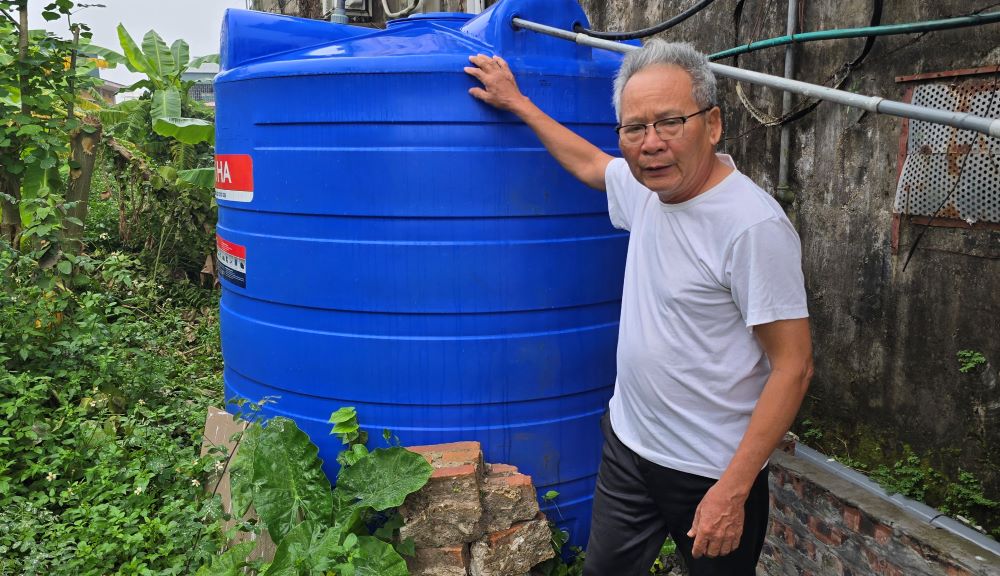 Muốn có nước vào tec, người đàn ông này cho biết phải canh cả ban đêm để bơm hút nước, bởi nhiều thời điểm có muốn bơm hút cũng không có nước để bơm. Ảnh: Trung Du