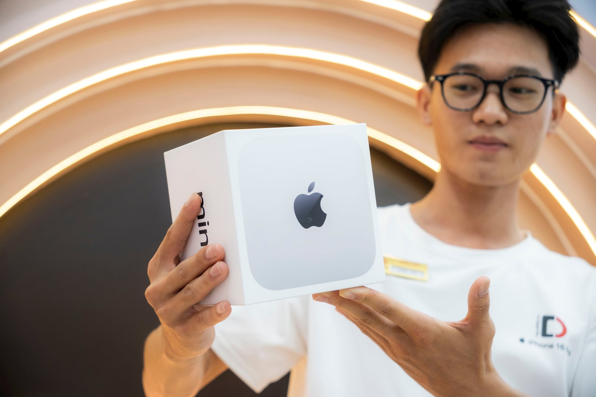 Máy tính siêu nhỏ gọn nhưng cực mạnh của Apple vừa mở bán đã cháy hàng, tiếp tục giảm giá tại Việt Nam- Ảnh 1.