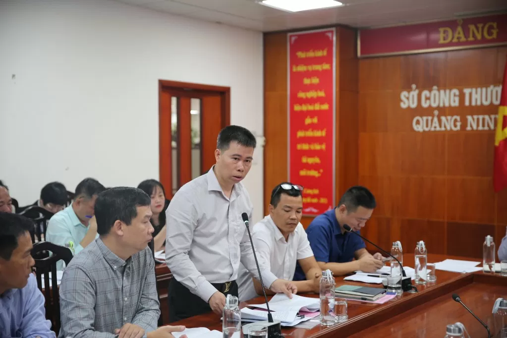 Đại diện chủ đầu tư, doanh nghiệp trong CCN trên địa bàn tỉnh nêu những khó khăn, vướng mắc cần giải đáp tại hội nghị. Đại diện chủ đầu tư, doanh nghiệp trong CCN trên địa bàn tỉnh nêu những khó khăn, vướng mắc cần giải đáp tại hội nghị.