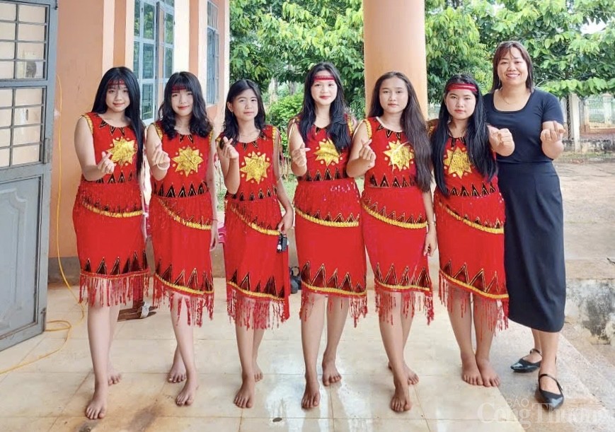 Những người nặng lòng với học sinh nghèo biên giới Gia Lai Những người nặng lòng với học sinh nghèo biên giới Gia Lai