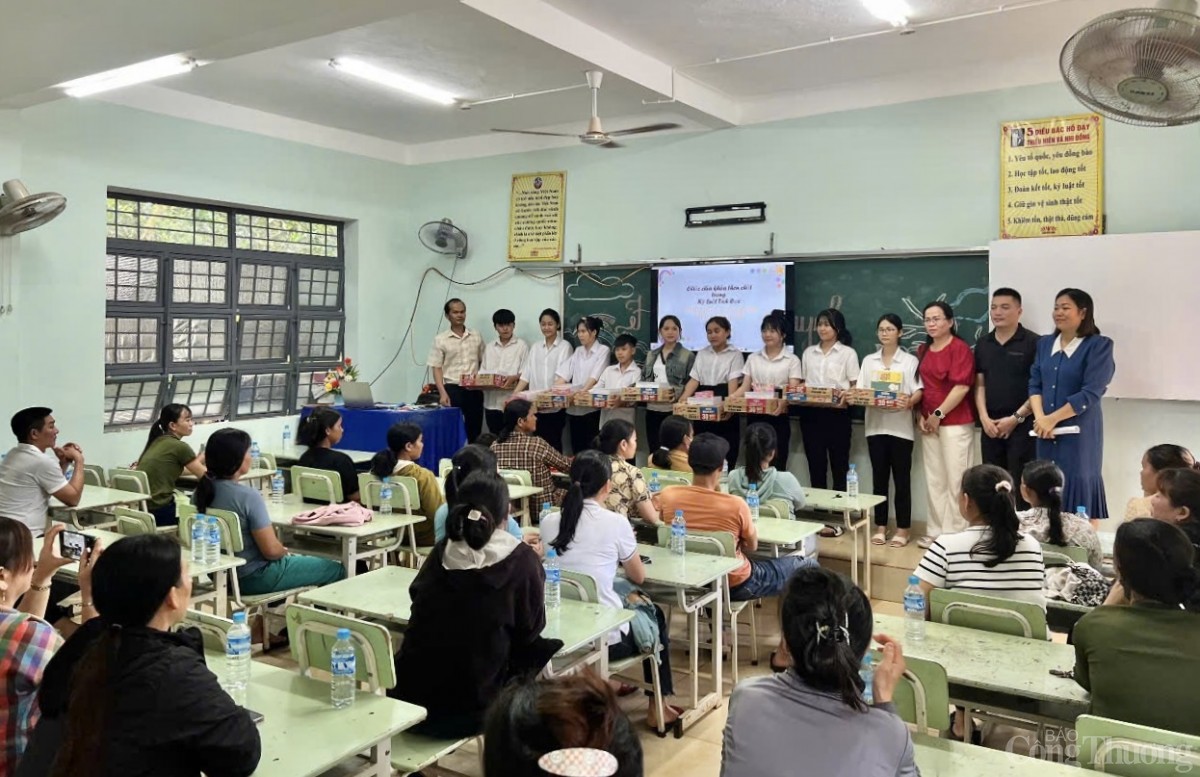 Những người nặng lòng với học sinh nghèo biên giới Gia Lai Những người nặng lòng với học sinh nghèo biên giới Gia Lai