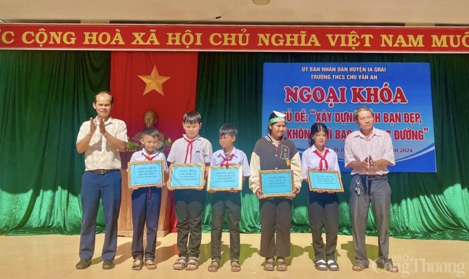 Những người nặng lòng với học sinh nghèo biên giới Gia Lai Những người nặng lòng với học sinh nghèo biên giới Gia Lai