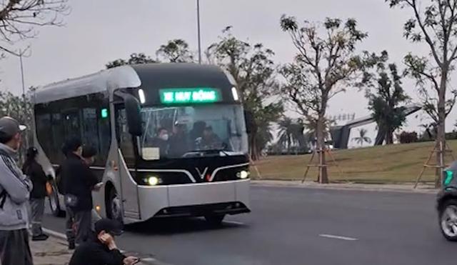 Xe buýt điện lạ của VinFast chạy trong nhà máy: Chưa từng xuất hiện trước đây, sắp ra mắt?- Ảnh 1. Xe buýt điện lạ của VinFast chạy trong nhà máy: Chưa từng xuất hiện trước đây, sắp ra mắt?- Ảnh 1.