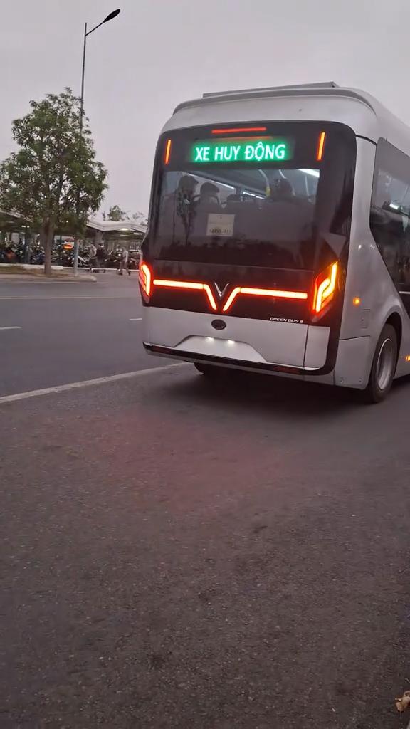 Xe buýt điện lạ của VinFast chạy trong nhà máy: Chưa từng xuất hiện trước đây, sắp ra mắt?- Ảnh 4. Xe buýt điện lạ của VinFast chạy trong nhà máy: Chưa từng xuất hiện trước đây, sắp ra mắt?- Ảnh 4.