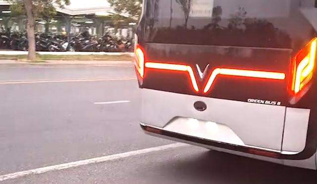 Xe buýt điện lạ của VinFast chạy trong nhà máy: Chưa từng xuất hiện trước đây, sắp ra mắt?- Ảnh 2. Xe buýt điện lạ của VinFast chạy trong nhà máy: Chưa từng xuất hiện trước đây, sắp ra mắt?- Ảnh 2.