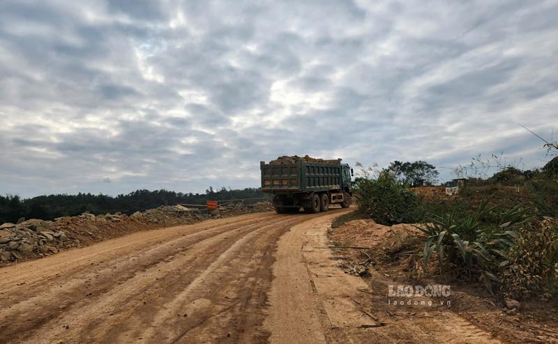 Ngoài đoạn đường bê tông được tưới nước, các xe ra vào dự án đều không được che chắn hay bố trí chỗ rửa xe, dầu nhớt cũng xuất hiện trên mặt đất. Ảnh: Tân Văn.