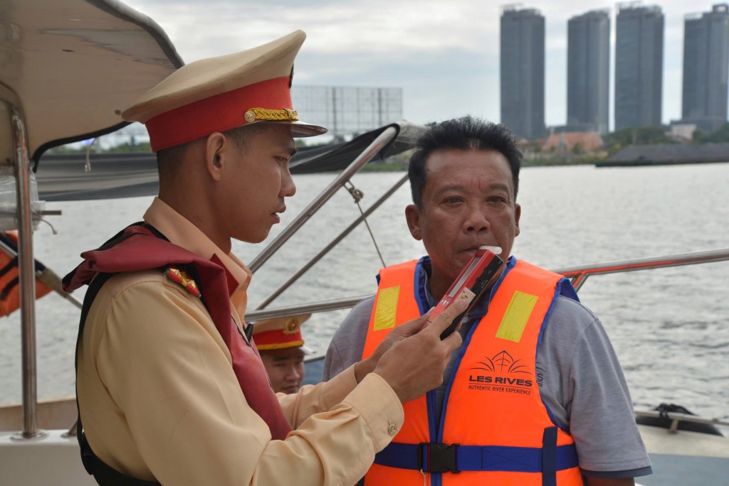 Lực lượng CSGT kiểm tra nồng độ cồn đối với lái tàu khách  tại Bến tàu thủy Bạch Đằng, Quận 1