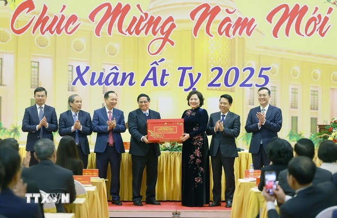 Thủ tướng Chính phủ Phạm Minh Chính chúc mừng năm mới Ất Tỵ ngành ngân hàng. Ảnh: TTXVN