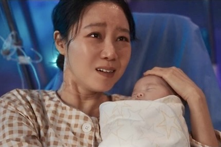 Nhân vật do Gong Hyo Jin thủ vai đã qua đời sau khi sinh con trên trạm vũ trụ. Ảnh: Naver