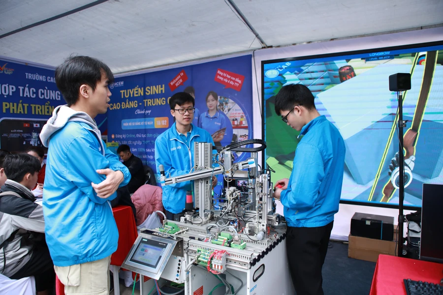 Một trong các mô hình về tự động hóa của Trường Cao đẳng Cơ điện Hà Nội được trưng bày tại Ngày hội tư vấn tuyển sinh năm 2025.