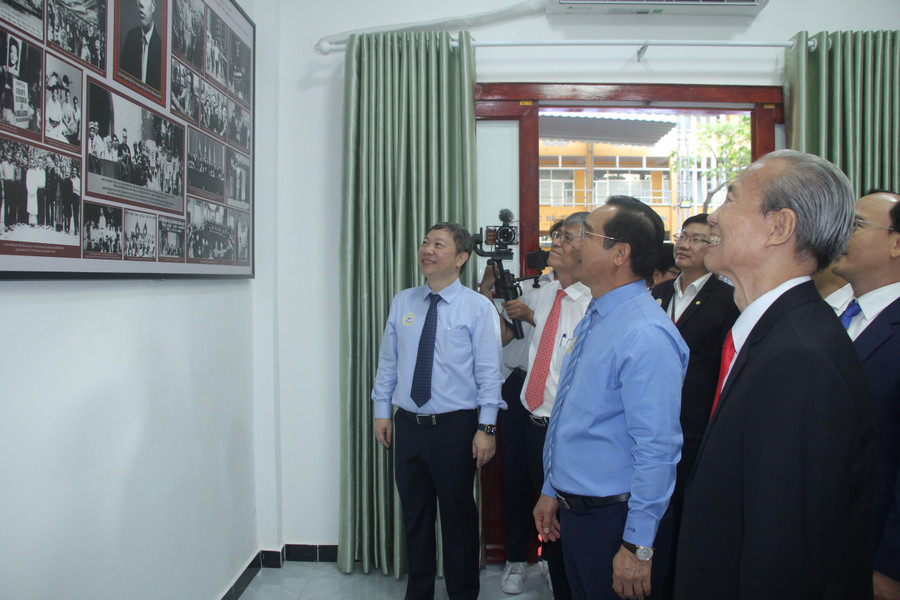 Các đại biểu tham quan phòng truyền thống. truong-ten-lo-man-2.jpg