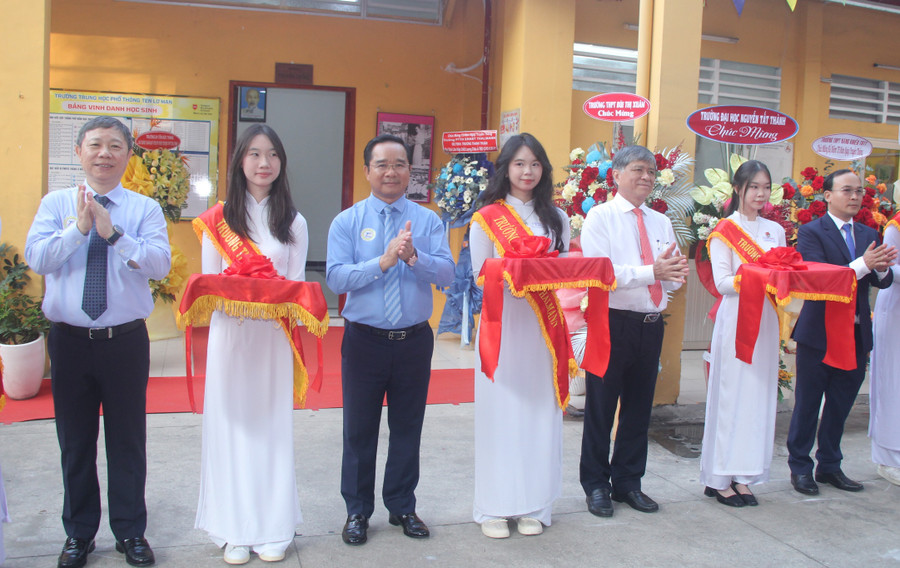 Các đại biểu cắt bằng khánh thành phòng truyền thống. truong-ten-lo-man-1.jpg