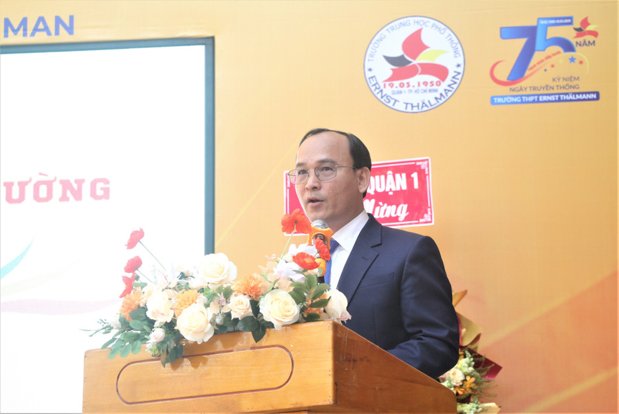 Thầy Nguyễn Hùng Khương đọc diễn văn kỷ niệm 75 năm ngày truyền thống. truong-ten-lo-man-4.jpg
