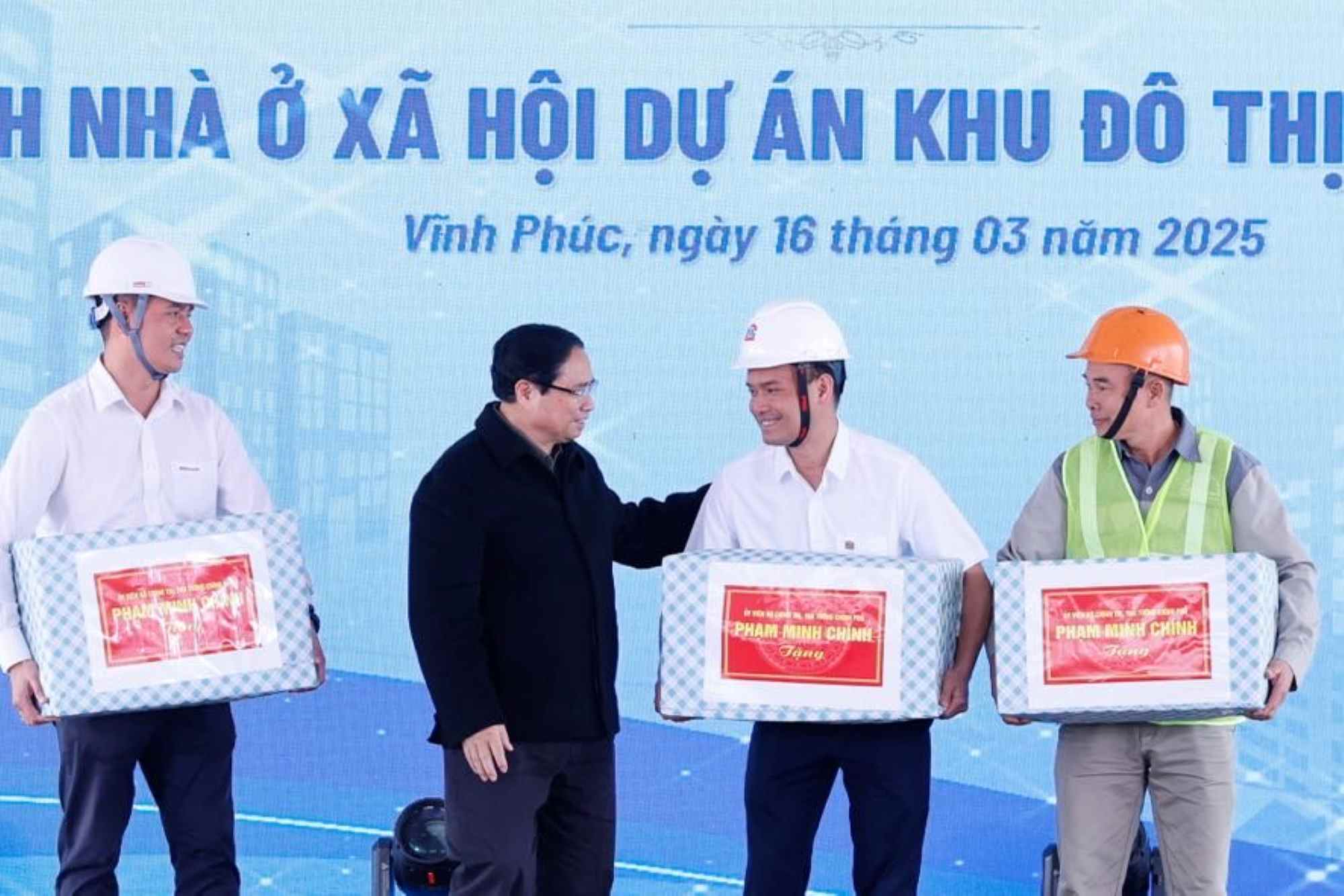Ủy viên Bộ Chính trị, Thủ tướng Chính phủ Phạm Minh Chính tặng quà cho cán bộ, kỹ sư, người lao động đang làm việc tại công trình nhà ở xã hội thuộc dự án Khu đô thị mới Nam Vĩnh Yên, giai đoạn 1.Ảnh: Nhật Bắc