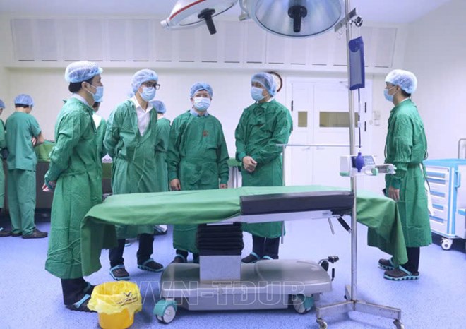 Đoàn thẩm định Bộ Y tế kiểm tra thực tế cơ sở vật chất, trang thiết bị tại khu Phẫu thuật - Gây mê hồi sức, Bệnh viện Việt Nam - Thụy Điển Uông Bí. Đây sẽ là bệnh viện tuyến tỉnh đầu tiên trên cả nước thực hiện các ca ghép thận. Ảnh: Bệnh viện Việt Nam - Thụy Điển Uông Bí