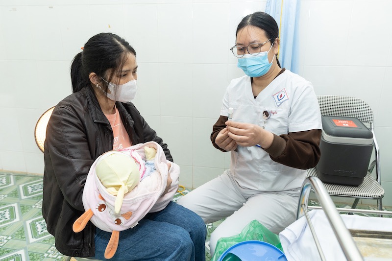 Cán bộ y tế Trạm y tế xã đang tư vấn cho người dân về vaccine. Ảnh: Chí Hiếu