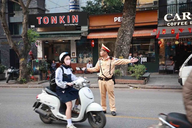 Học sinh, phụ huynh nâng cao ý thức nhờ “Cổng trường an toàn giao thông”