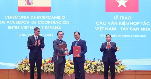 Thủ tướng Phạm Minh Chính và Thủ tướng Vương quốc Tây Ban Nha Pedro Sanchez chứng kiến lễ trao Bản ghi nhớ về hợp tác và tham vấn chính trị giữa Bộ Ngoại giao Việt Nam và Bộ Ngoại giao, Liên minh châu Âu và Hợp tác Tây Ban Nha - Ảnh: VGP/Nhật Bắc.