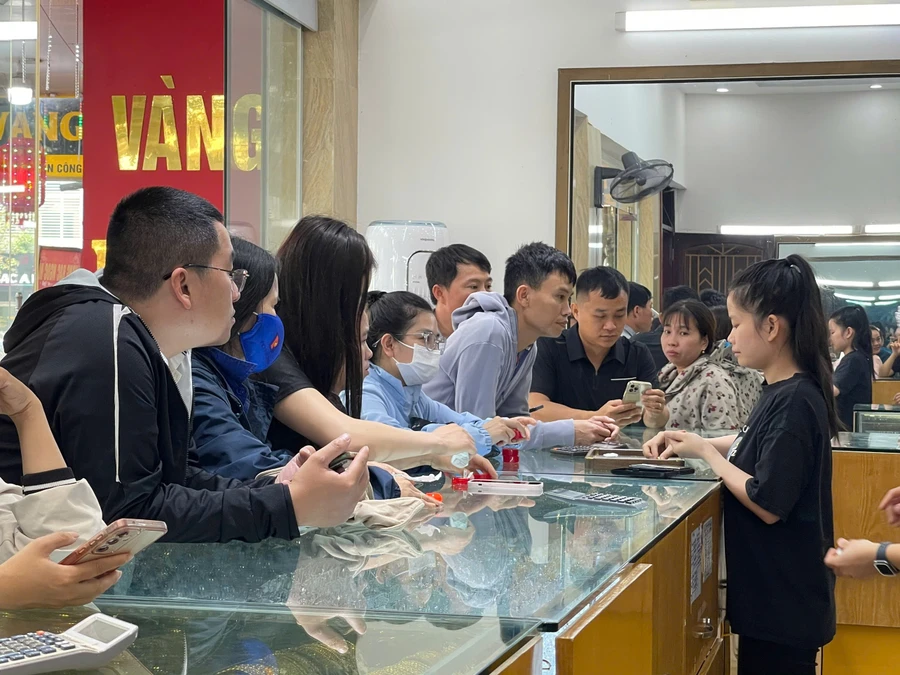 Thị trường vàng Hà Tĩnh sôi động trong ngày 17/4.
