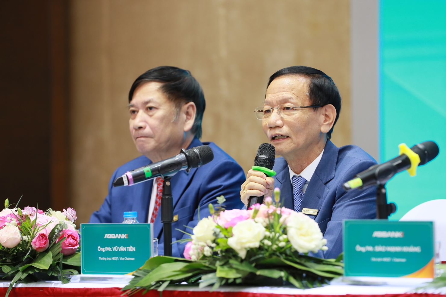 Ông Vũ Văn Tiền - Phó Chủ tịch HĐQT, Thành viên thường trực trả lời ý kiến của cổ đông tại đại hội.