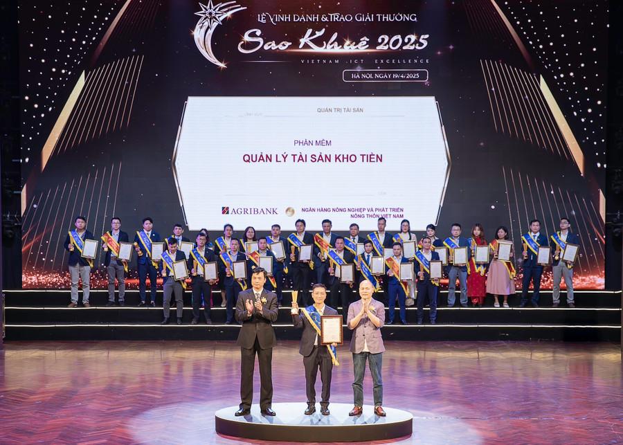 Đại diện Agribank nhận Giải thưởng Sao Khuê 2025 cho Phần mềm Quản lý tài sản kho tiền a6nn.jpg